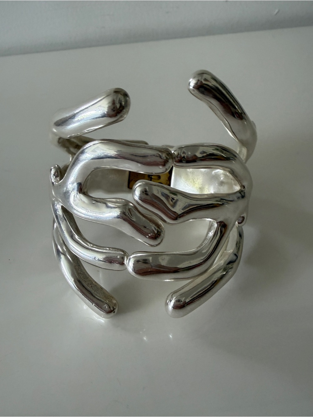 ANGELA CAPUTI Hinged Resin Coral Bracelet Bangle Bracelet - Silver